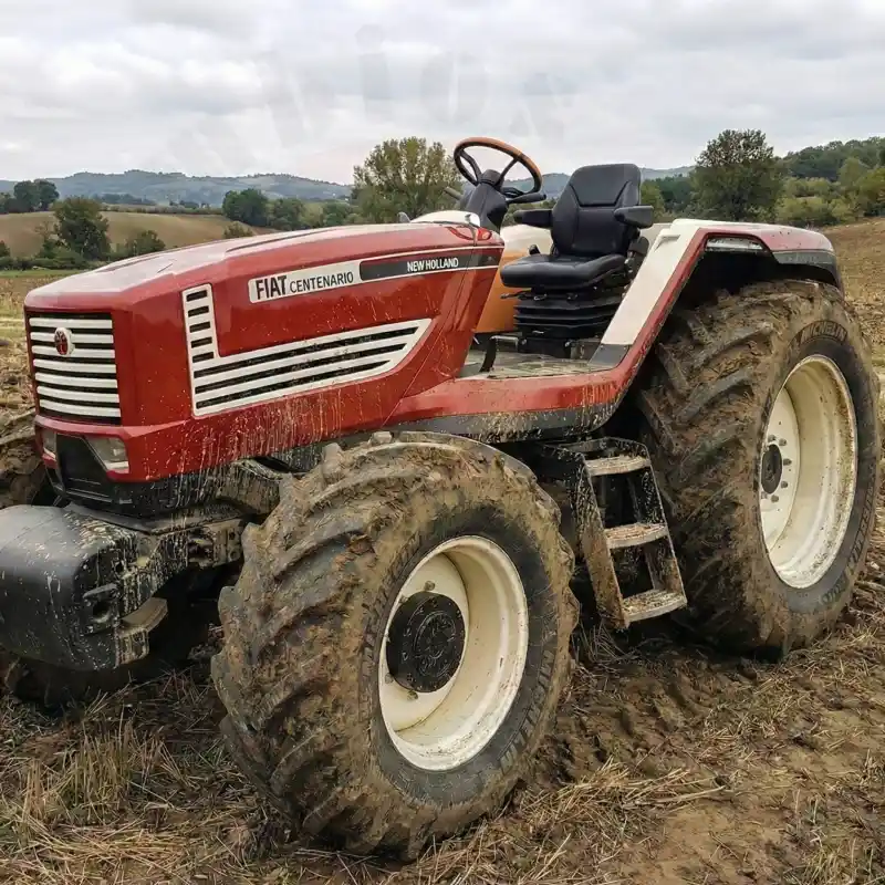 Un tractor fiat que ya tiene montado el asiento agrícola con suspensión regulable RM20 105