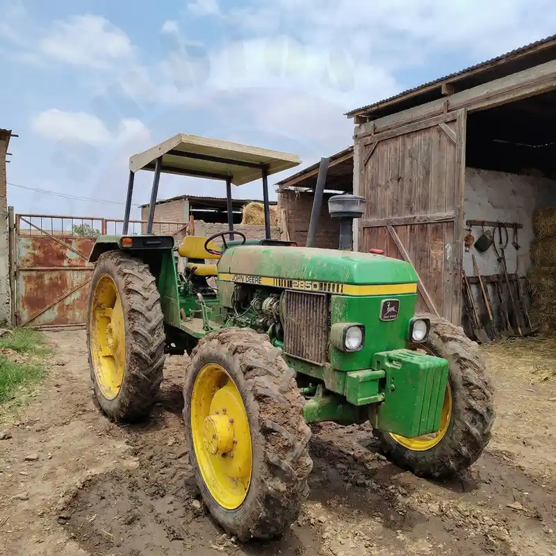Tractor John Deere con el asiento agrícola con suspensión regulable RM20 105 en color amarillo instalado