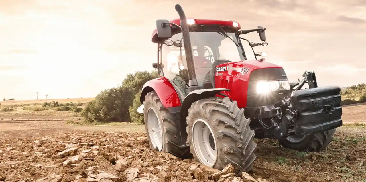 Un tractor Case New Holland trabajando la tierra