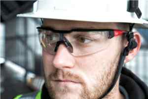 Gafas de seguridad Milwaukee Operario protege su vista con las gafas de seguridad Milwaukee