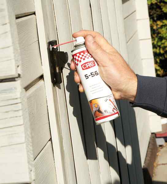 Engrasando una bisagra con el lubricante multiusos CRC 5-56