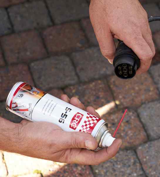 Lubricante multiusos CRC 5-56 usado para componentes elécticos