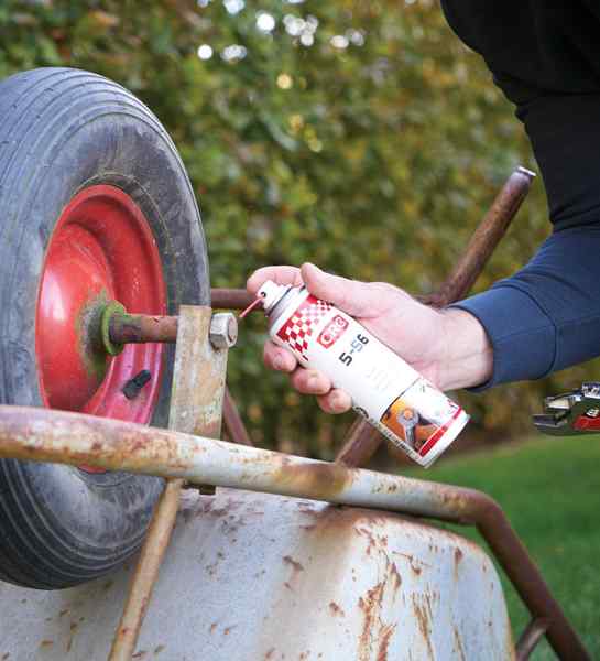 Lubricante multiusos CRC 5-56 usado para aflojar una tuerca de una carretilla